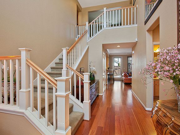 Dramatic 2-story foyer