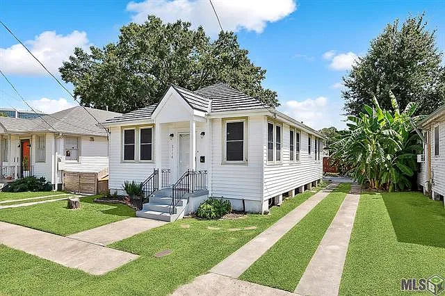 2 bed, 1.0 bath, 1040 sqft, $1,900 — Photo 2