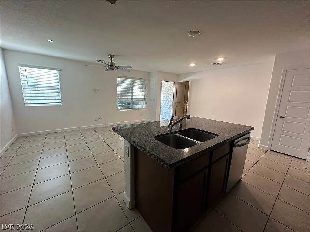 3 bed, 2.5 bath, 1329 sqft, $1,800 — Photo 4