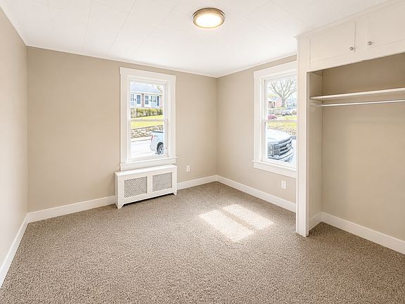 4th image of 371 Laurel Hill Ave #B