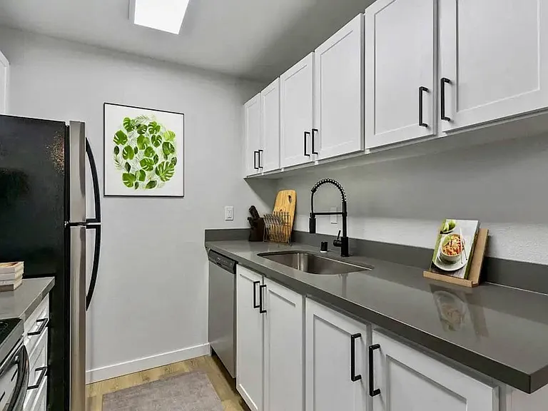 Capri Apartments — Photo 21
