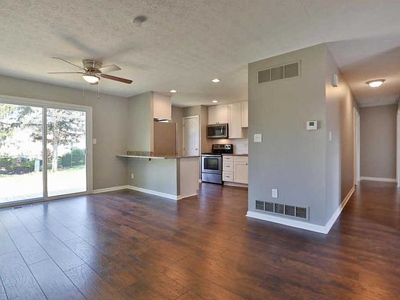 5th image of 805 Mistletoe Ct