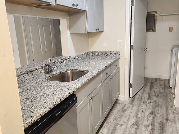 3rd image of 80 Sussex Pl #80