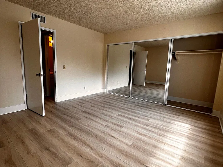 2220 W Victory Blvd #102 — Photo 1