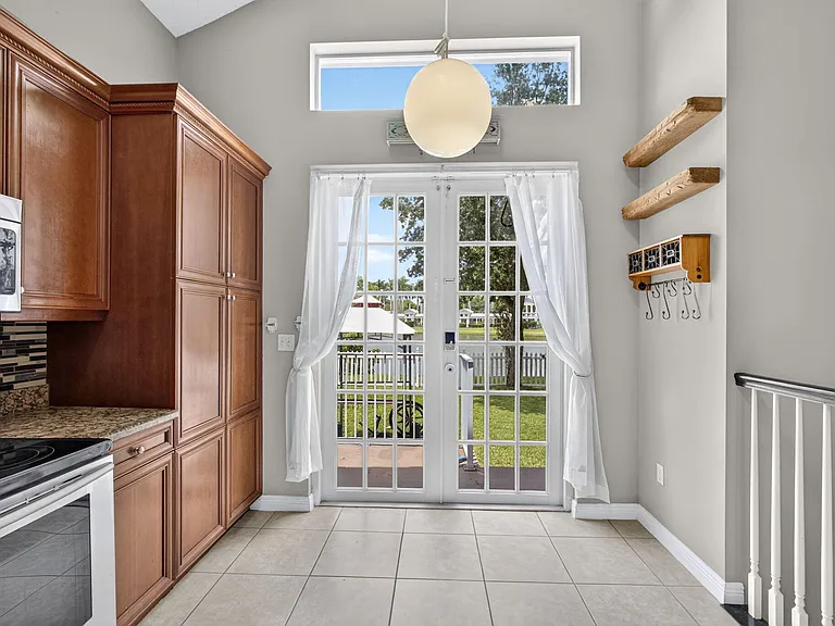 1204 Oakwater Dr — Photo 17