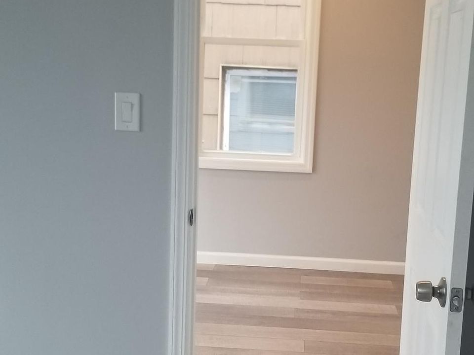 1st image of 31 Stagg St APT 4