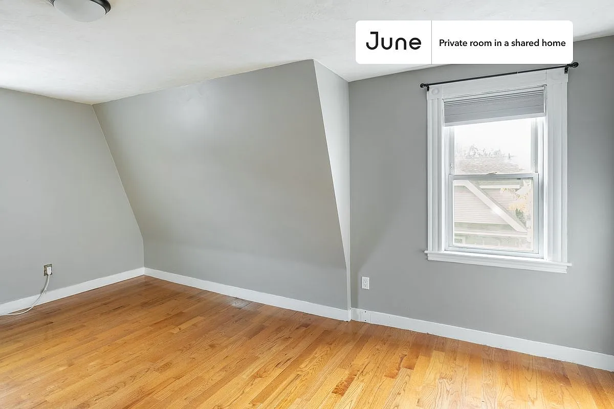 Queen bedroom in 6 bed/1.5 bath home in Somerville #1578 D — Photo 2