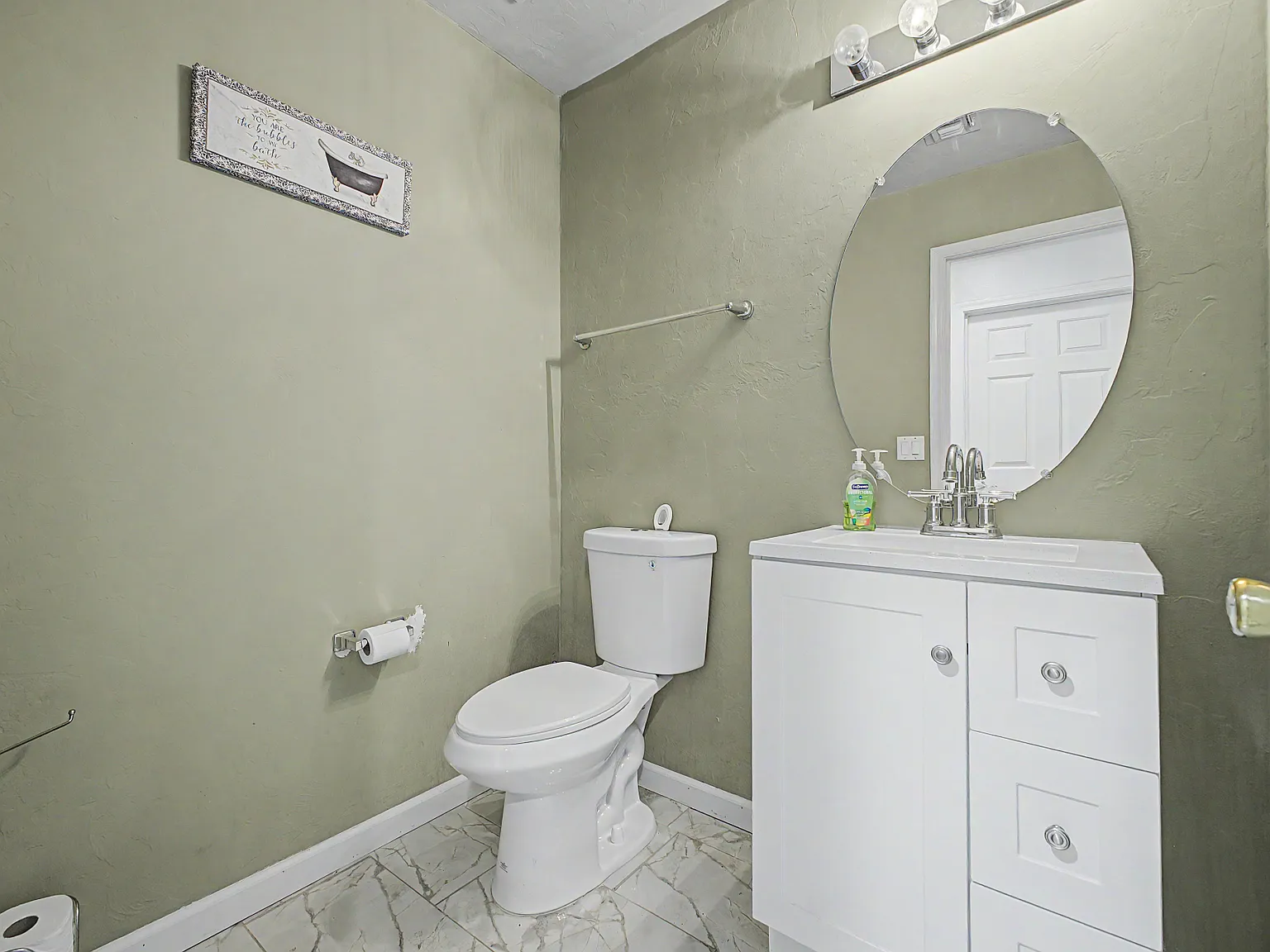 5 bed, 2840 sqft, $2,600 — Photo 2