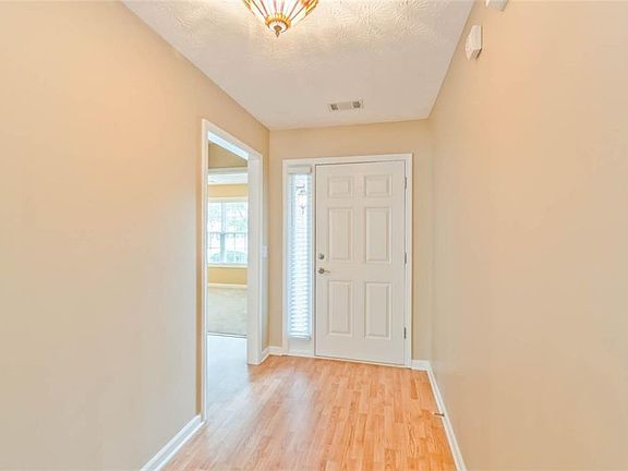 3rd image of 415 Mockingbird Dr