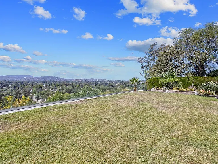 23350 Aetna St — Photo 5