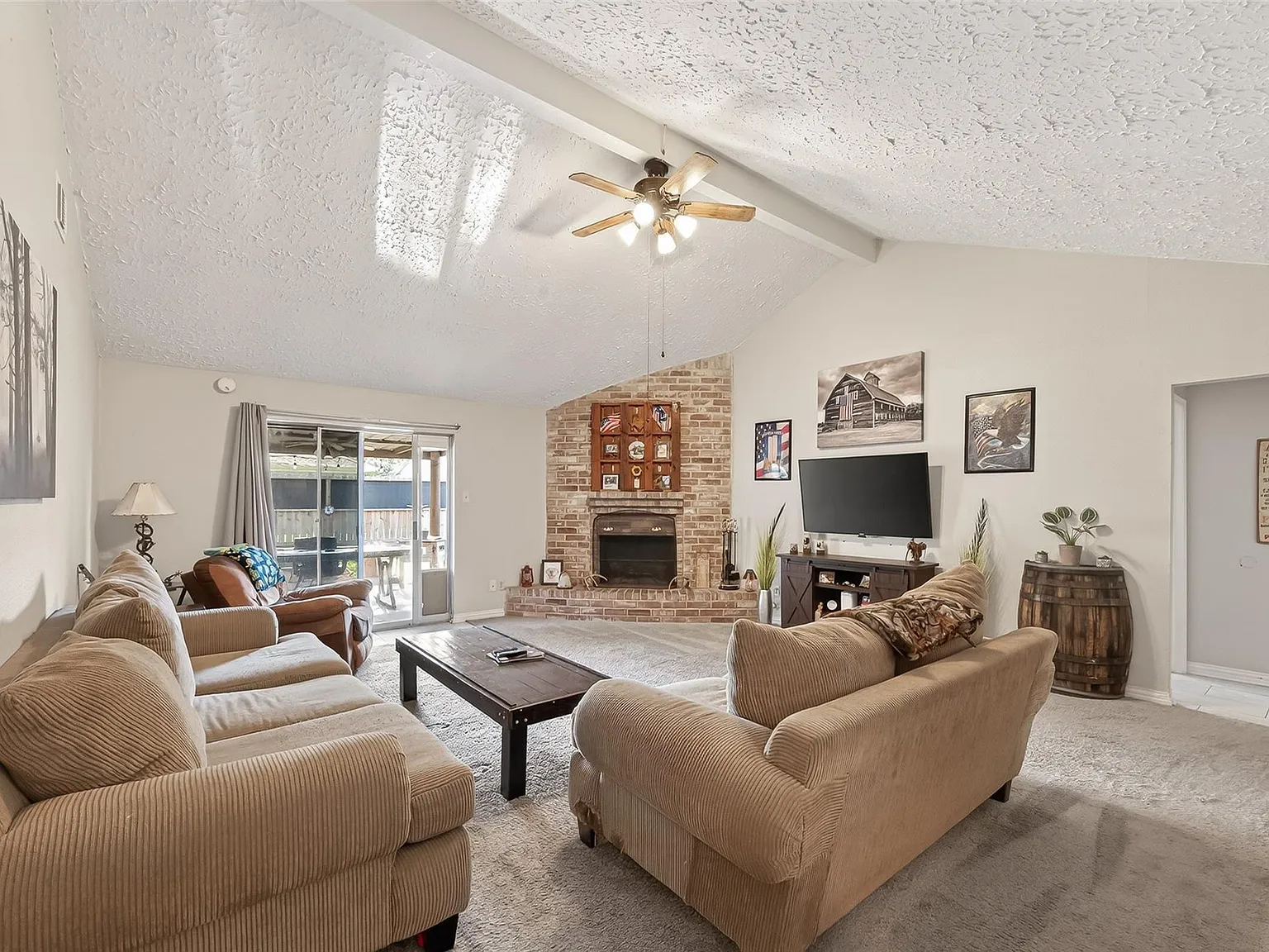 3 bed, 2.0 bath, 1730 sqft, $1,900 — Photo 3