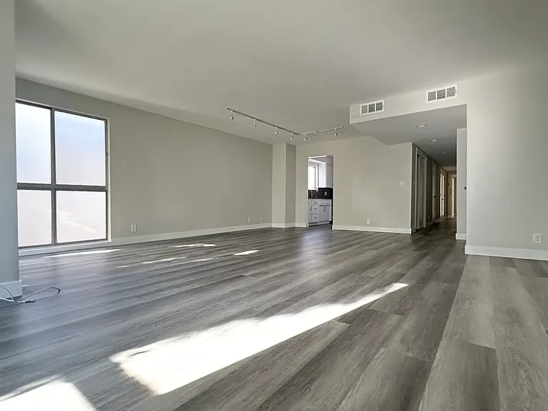 244 N Almont Dr #4B — Photo 2