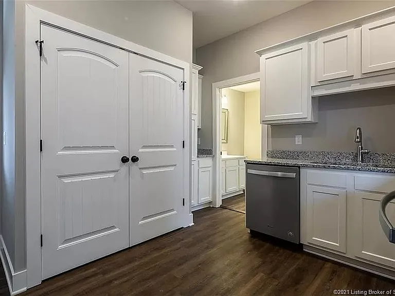 532 E Chestnut St — Photo 16