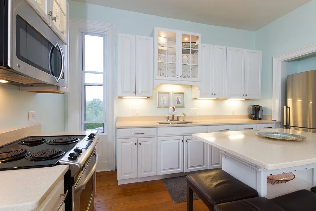 2 bed, 800 sqft, $3,000 — Photo 1
