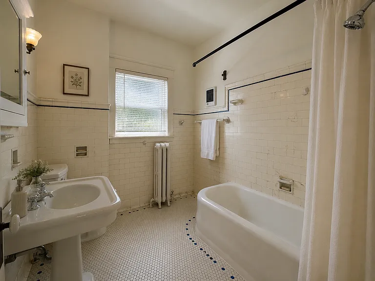 2818 Broadway E — Photo 13