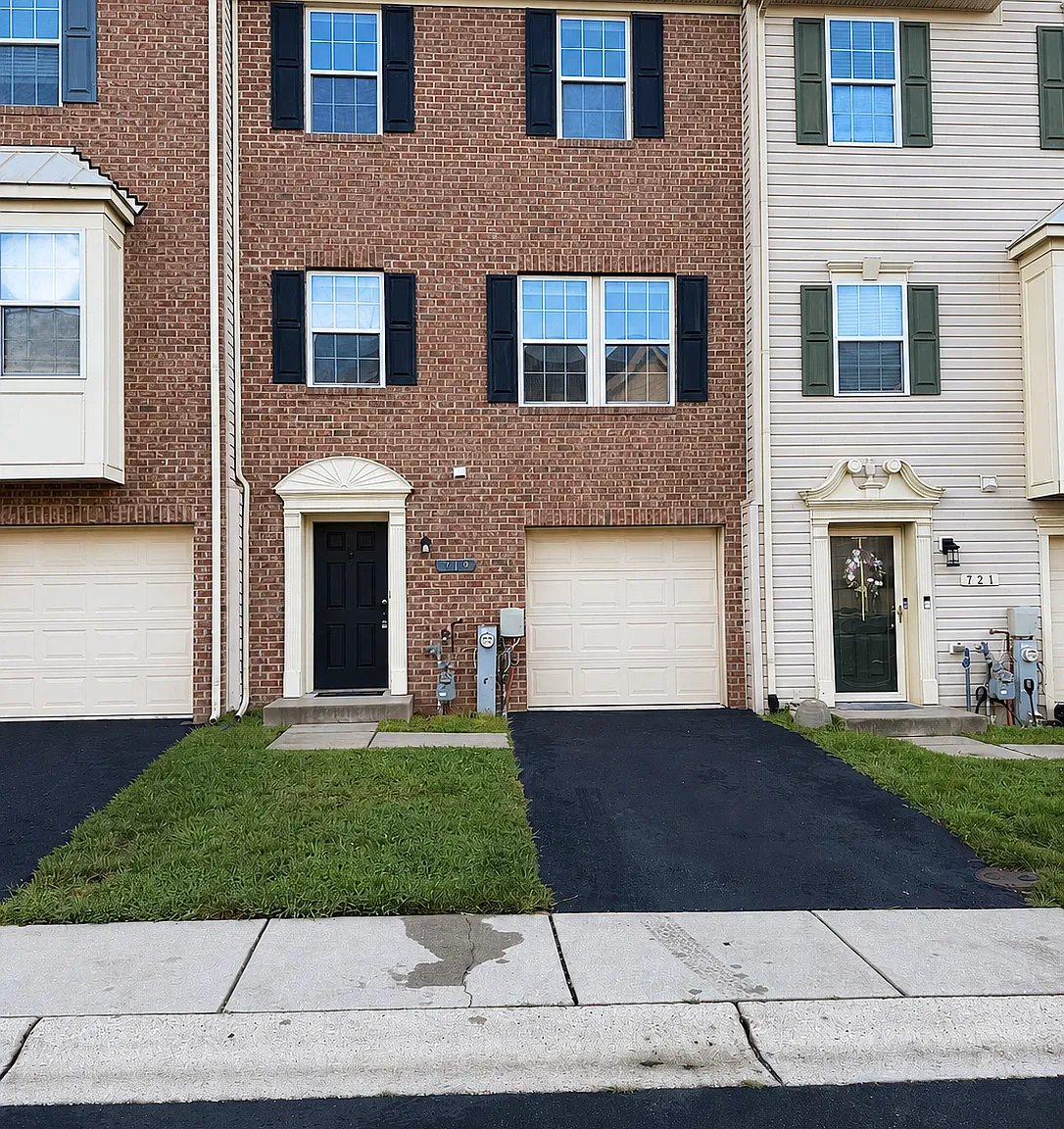 3 bed, 2.5 bath, 2200 sqft, $2,800 — Photo 1
