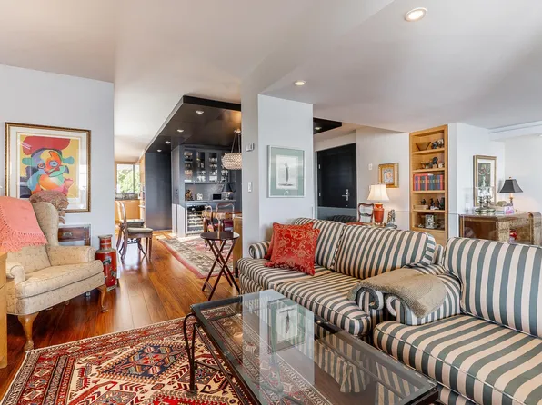 1930 Bellevue Ave #301, West Vancouver, BC V7V 1B5