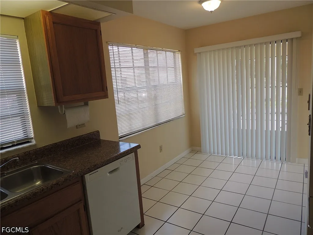2 bed, 2.0 bath, 1302 sqft, $1,695 — Photo 3