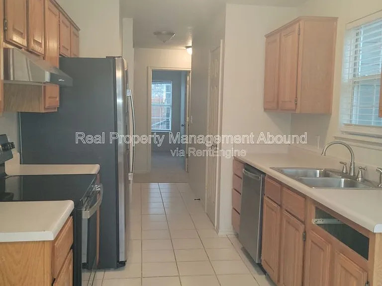3208 N 8th Pl — Photo 8