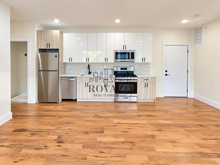 4 bed, 900 sqft, $3,100 — Photo 1