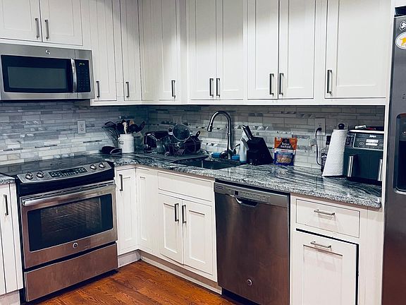 3rd image of 181 Gold St Floor 3