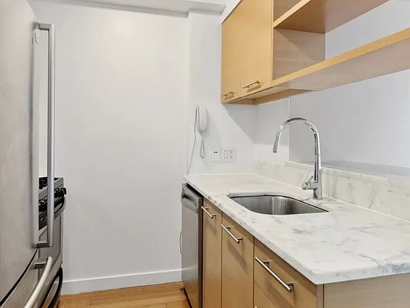 2nd image of 100 W 39th St APT 37C