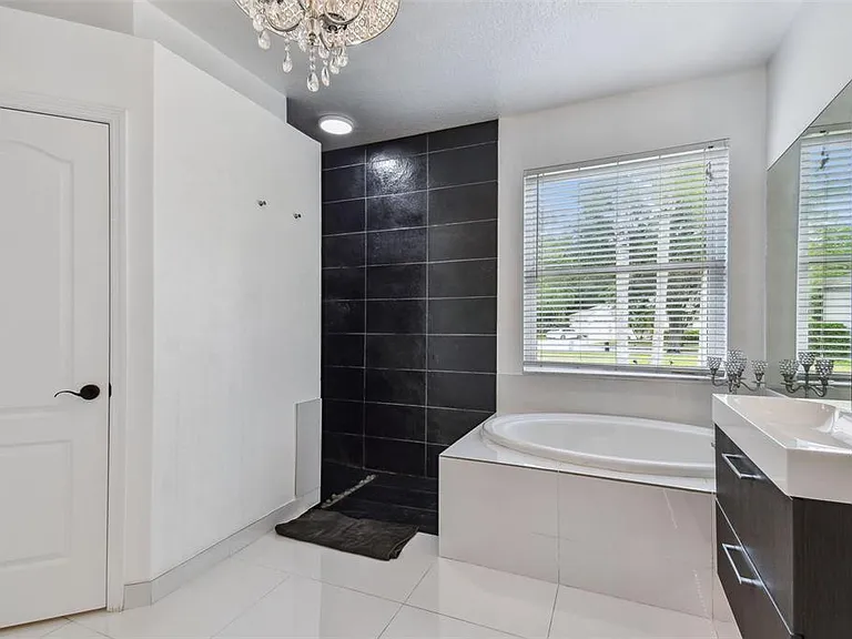 8208 Pinewood Run Ct — Photo 11