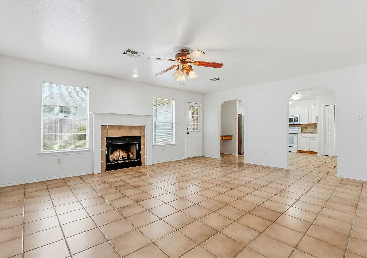 4405 Twin Oaks Cir — Photo 3