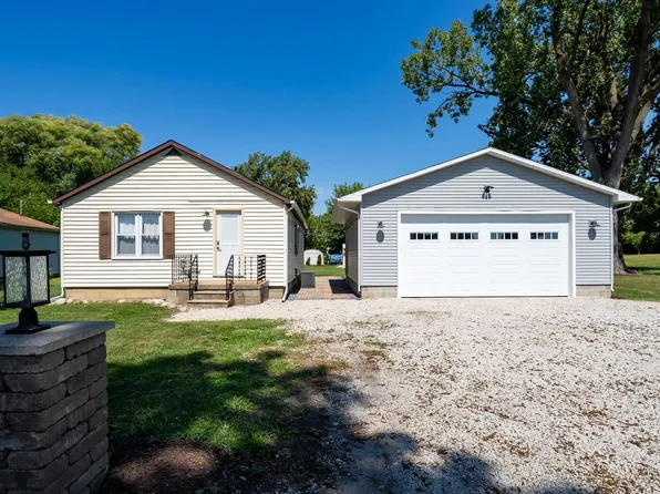 327 E John St, Forrest, IL 61741
