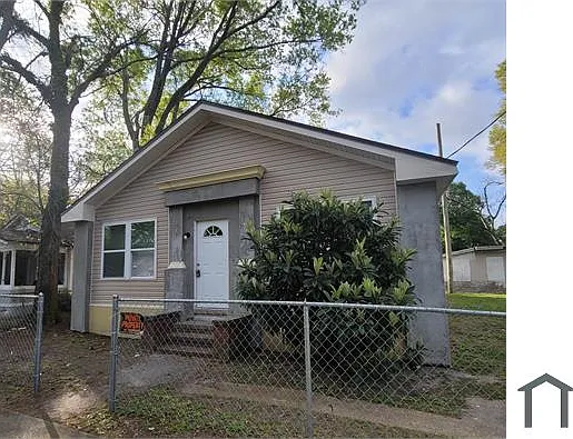 1438 W 15th St — Photo 2
