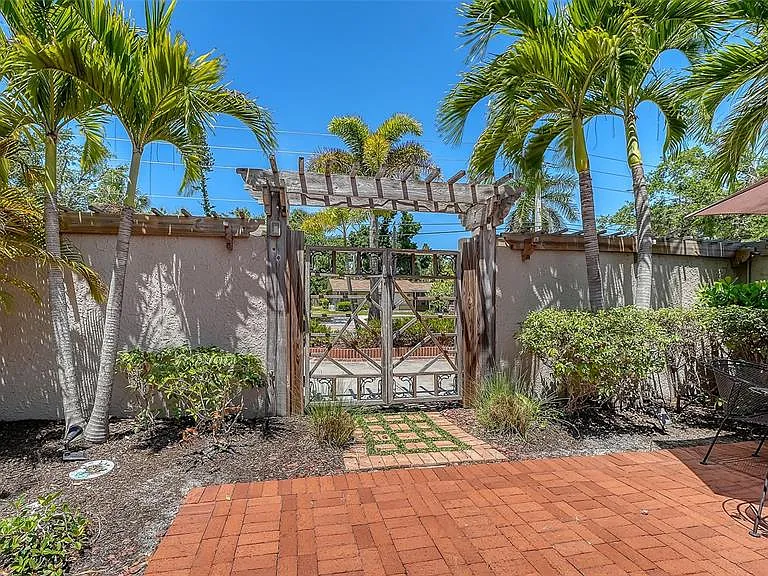 1127 S Osprey Ave — Photo 8