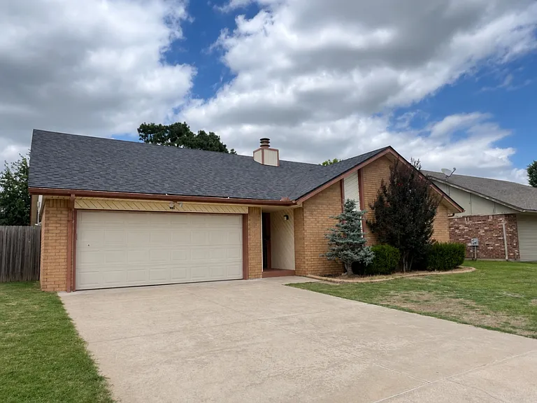521 Cypress Dr — Photo 2
