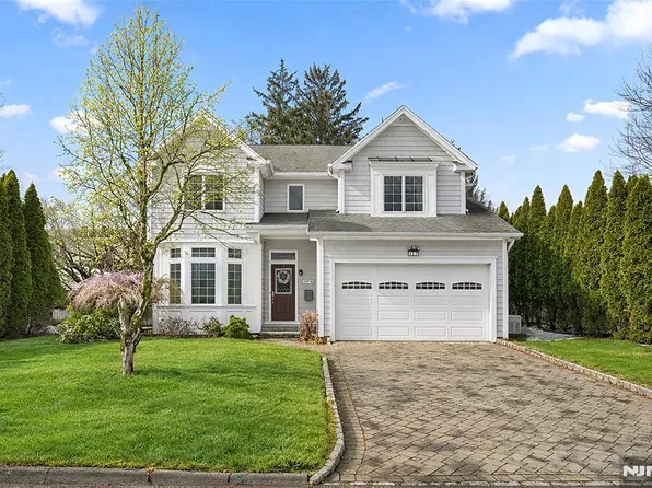 137 6th St, Cresskill, NJ 07626