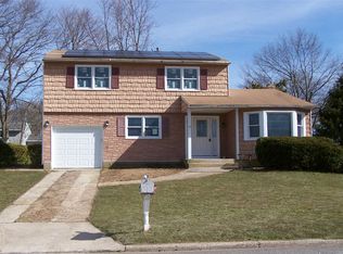 5 Deville Dr, Selden, NY 11784