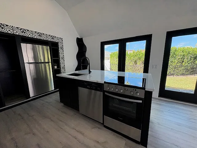 10180 Vanderbilt Dr — Photo 3