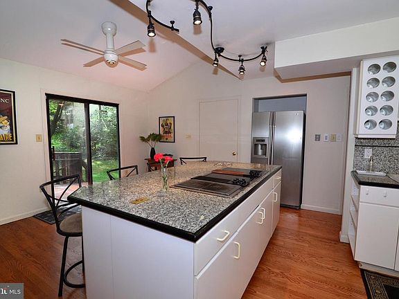 Kitchen island with cooktop