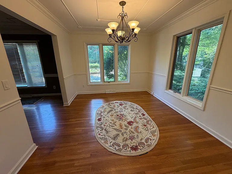704 Sussex Ct — Photo 4