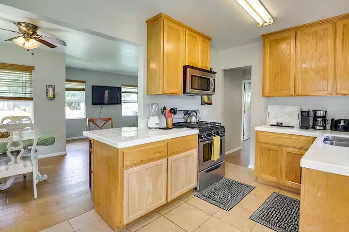 3 bed, 994 sqft, $4,500 — Photo 3