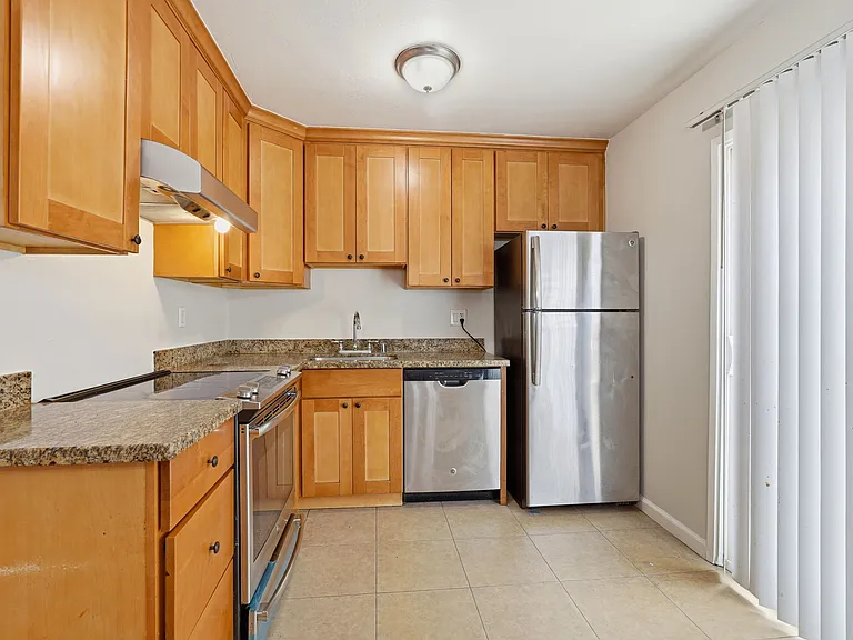 Poplar Plaza Apartments — Photo 8