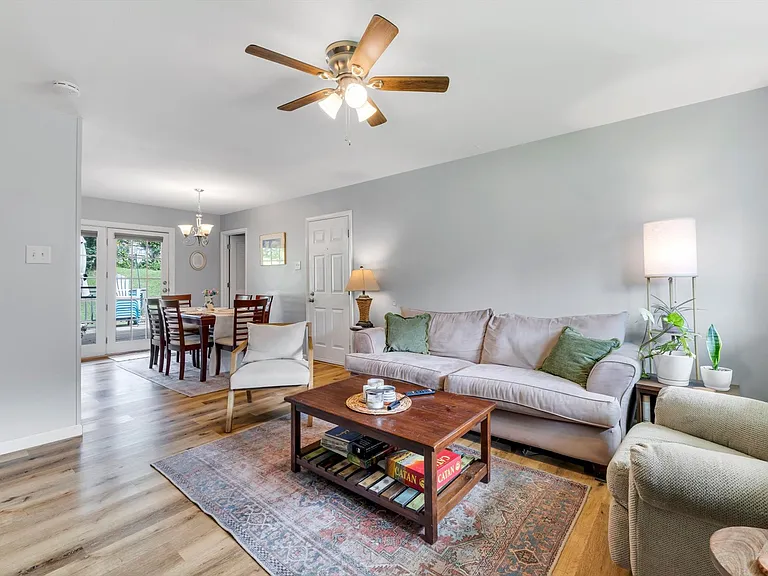322 Spring Meadows Dr — Photo 6