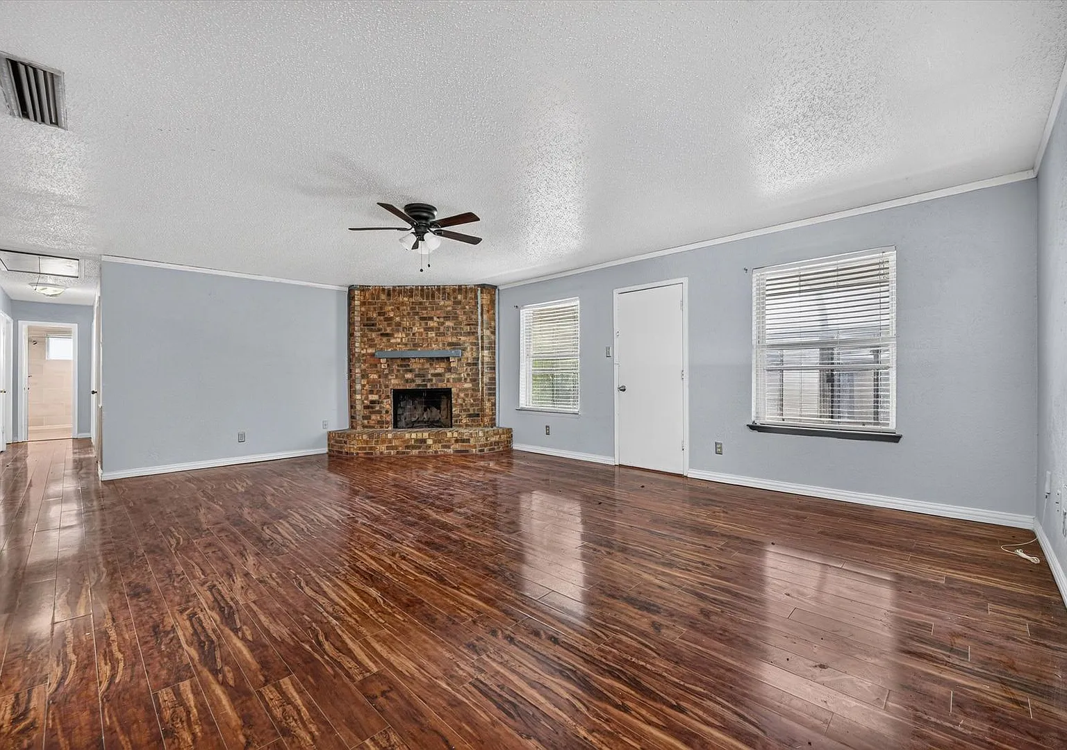Welcoming 4/2 in Central Arlington Location — Photo 2