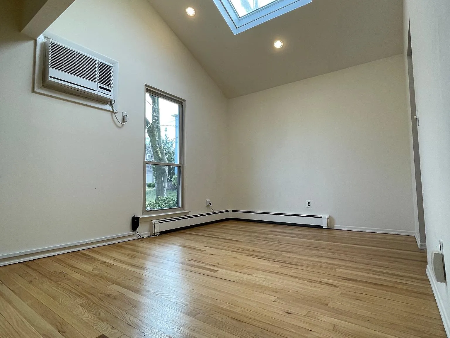 6 Avenue B — Photo 2