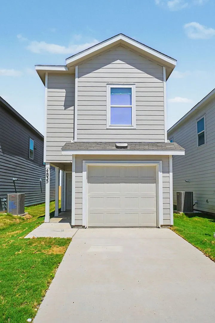 Gorgeous Open-Concept Home Near Randolph AFB - Realtor Commission: $500 — Photo 1