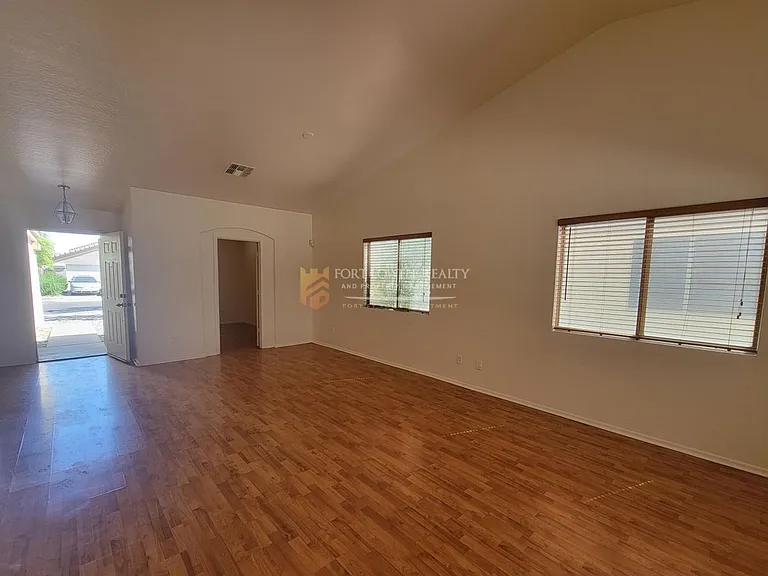 3133 W Huntington Dr — Photo 3