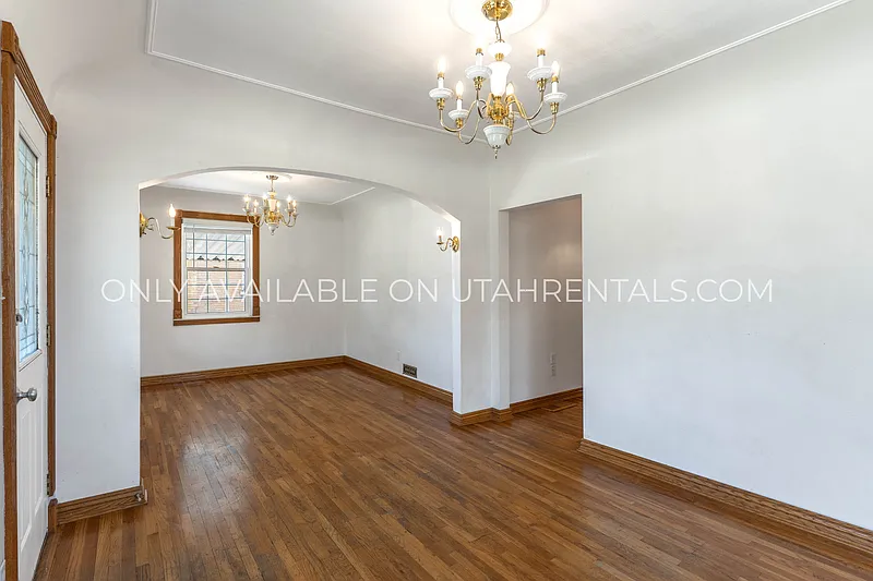 3 bed, 1.0 bath, 1395 sqft, $1,750 — Photo 1