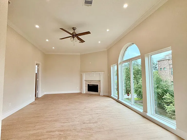 1323 Rosewood St — Photo 8
