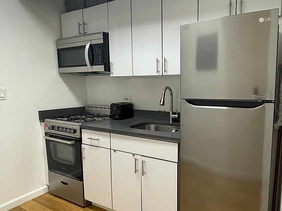 4th image of 347 W 57th St APT 18E