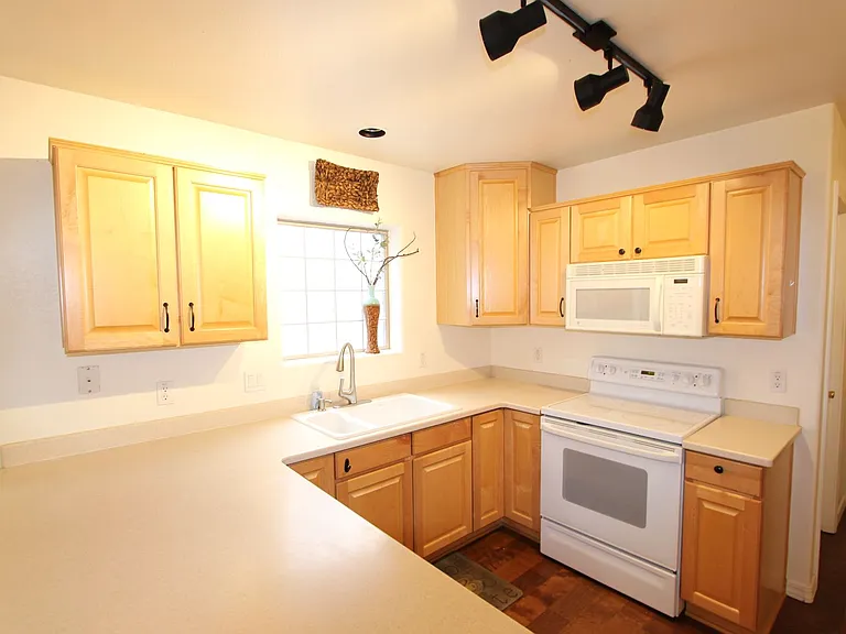 1897 W Camelot Dr — Photo 11