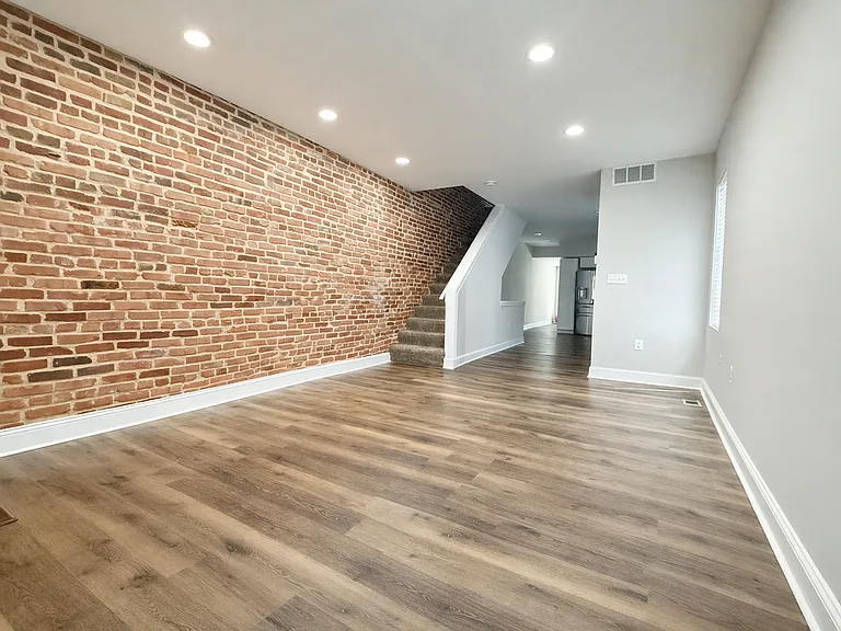 3201 E Fairmount Ave — Photo 3