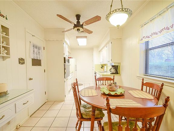 4th image of 226 NW Suzanne Ter